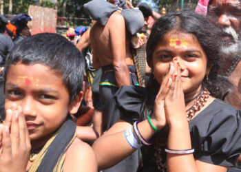 ശബരീശ ദര്‍ശനത്തിന് എത്തിയ കുട്ടികള്‍