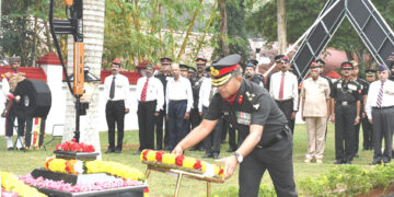 പാങ്ങോട് സൈനിക കേന്ദ്രത്തിലെ വിജയ് ദിവസ് ആചരണത്തിന്റെ ഭാഗമായി സ്‌റ്റേഷന്‍ കമാന്‍ഡര്‍ ബ്രിഗേഡിയര്‍ സലില്‍ എം.പി. യുദ്ധസ്മാരകത്തില്‍ പുഷ്പചക്രം സമര്‍പ്പിക്കുന്നു.