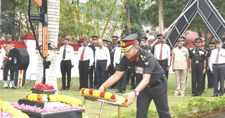 പാങ്ങോട് സൈനിക കേന്ദ്രത്തിലെ വിജയ് ദിവസ് ആചരണത്തിന്റെ ഭാഗമായി സ്‌റ്റേഷന്‍ കമാന്‍ഡര്‍ ബ്രിഗേഡിയര്‍ സലില്‍ എം.പി. യുദ്ധസ്മാരകത്തില്‍ പുഷ്പചക്രം സമര്‍പ്പിക്കുന്നു.