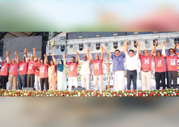 ഓടിക്കളിക്കുന്നു ഓര്‍മകള്‍: കേരളം ആദ്യമായി സന്തോഷ് ട്രോഫി നേടിയതിന്റെ അമ്പതാം വാര്‍ഷികദിനത്തില്‍ ടീമിലെ അവശേഷിക്കുന്ന 15 പേര്‍ ഫൈനല്‍ നടന്ന എറണാകുളത്തു സംഘടിപ്പിച്ച ചടങ്ങില്‍ ഒത്തുചേര്‍ന്നപ്പോള്‍. സ്വന്തം ചിത്രം പതിപ്പിച്ച ജേഴ്‌സിയാണ് കളിക്കാര്‍ അണിഞ്ഞിരിക്കുന്നത്.