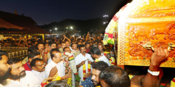 സന്നിധാനത്ത് എത്തിയ തങ്കയങ്കി ദേവസ്വം മന്ത്രി കെ. രാധാകൃഷ്ണന്‍ സ്വീകരിക്കുന്നു