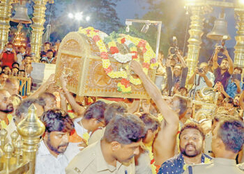 തങ്കയങ്കിയടങ്ങിയ പേടകം തന്ത്രി കണ്ഠര് മഹേഷ് മോഹനരും മേല്‍ശാന്തി പി.എന്‍. മഹേഷ് നമ്പൂതിരിയും ചേര്‍ന്ന് ശ്രീകോവിലിലേക്ക് സ്വീകരിക്കുന്നു