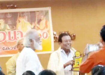 കോഴിക്കോട്ടെ 'സാധകം' സംഗീത സഭ സുരേന്ദ്രനെ ആദരിച്ചപ്പോള്‍