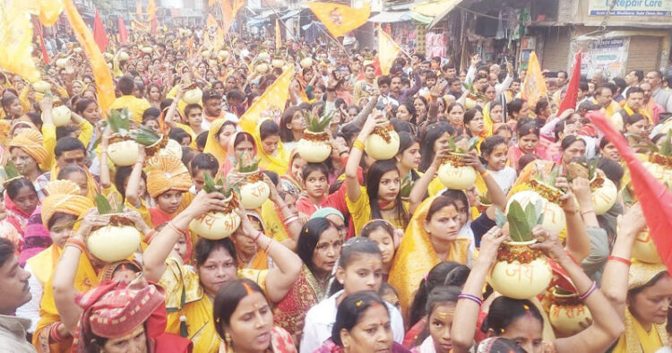 മഹാസമ്പര്‍ക്കത്തിന് മുന്നോടിയായി ഉത്തര്‍ പ്രദേശിലെ മൗവില്‍ രാമജന്മഭൂമിയില്‍ നിന്നെത്തിച്ച അക്ഷത കലശവുമായി
ശോഭായാത്രയില്‍ പങ്കെടുക്കുന്ന രാമഭക്തര്‍
