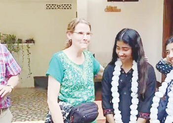 അഞ്ജലിയും അഞ്ജനയും രക്ഷിതാക്കളായ ജോ ആനും ബില്ലിനും ഒപ്പം ഏറ്റുമാനൂരിലെ വീട്ടിലെത്തിയപ്പോള്‍ നല്കിയ സ്വീകരണം