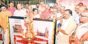 അയോദ്ധ്യയിലെ പ്രാണപ്രതിഷ്ഠയ്ക്കായി ശ്രീപദ്മനാഭ സ്വാമി ക്ഷേത്രത്തില്‍ നിന്നും പൂജിച്ച ഓണവില്ല് ശ്രീരാമ ക്ഷേത്ര ട്രസ്റ്റ് ഭാരവാഹികള്‍ക്ക് കൈമാറുന്നു. അവിട്ടം തിരുനാള്‍ ആദിത്യവര്‍മ്മ, സി. ബാബുക്കുട്ടന്‍, എം. ജയകുമാര്‍, ബി. മഹേഷ്, തുളസീഭാസ്‌കര്‍, സ്വാമി മോക്ഷവ്രതാനന്ദ, ഡി. ശ്രീകുമാര്‍, എം. മുരളി, തരണനല്ലൂര്‍ സതീശന്‍ നമ്പൂതിരിപ്പാട്, സ്വാമി ഹരിഹരാനന്ദ, 
സി.സി. ശെല്‍വന്‍, വത്സന്‍ തില്ലങ്കേരി, ടി.പി. സെന്‍കുമാര്‍ തുടങ്ങിയവര്‍ സമീപം