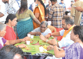 ബിജെപി സംസ്ഥാന അധ്യക്ഷന്‍ കെ. സുരേന്ദ്രന്‍ കണ്ണൂര്‍ തയ്യില്‍ കടപ്പുറത്ത് മത്സ്യത്തൊഴിലാളി കുടുംബത്തോടൊപ്പം പ്രഭാത ഭക്ഷണം കഴിക്കുന്നു