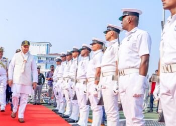 ഗവര്‍ണര്‍ ആരിഫ് മുഹമ്മദ് ഖാന്‍ ഗാര്‍ഡ് ഓഫ് ഓണര്‍ സ്വീകരിക്കുന്നു