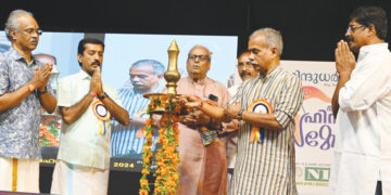 തിരുവനന്തപുരത്ത് അനന്തപുരി ഹിന്ദുമഹാസമ്മേളനത്തില്‍ ഇന്നലെ ചേര്‍ന്ന പൊതുസമ്മേളനം പ്രജ്ഞാപ്രവാഹ് ദേശീയ സംയോജകന്‍ ജെ. നന്ദകുമാര്‍ ഉദ്ഘാടനം ചെയ്യുന്നു. ശ്രീകുമാര്‍, തമ്പാനൂര്‍ സന്ദീപ്, ഡോ. ടി.പി. ശങ്കരന്‍കുട്ടിനായര്‍, ആര്യനാട് സുഗതന്‍, കൃഷ്ണകുമാര്‍ തുടങ്ങിയവര്‍ സമീപം