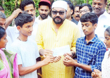 ബെന്നി മാത്യുവിന് നടന് ജയറാം അഞ്ച് ലക്ഷം രൂപയുടെ ചെക്ക് കൈമാറുന്നു