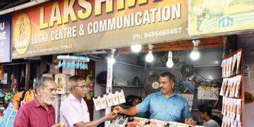 ശ്രീപദ്മനാഭസ്വാമി ക്ഷേത്രത്തിന്റെ കിഴക്കേനടയിലെ ലക്ഷ്മി ലക്കി സെന്ററില്‍ എ. ദുരൈരാജ് മധുരം വിതരണം ചെയ്യുന്നു