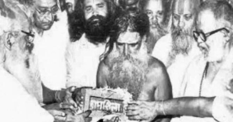 1989ലെ ശിലാന്യാസ വേളയില്‍ മഹന്ത് പരമഹംസ് രാമചന്ദ്രദാസ്