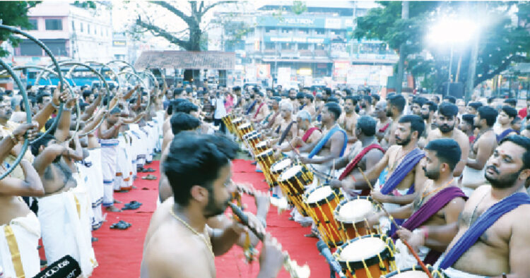 ബിജെപി കള്‍ച്ചറല്‍ സെല്‍ നടുവിലാലില്‍ സംഘടിപ്പിച്ച കിഴക്കൂട്ട് അനിയന്‍ മാരാര്‍ നയിക്കുന്ന മേളം