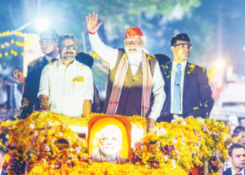 വര്‍ണരാജിയില്‍... പ്രധാനമന്ത്രി നരേന്ദ്ര മോദി ചിത്രം: വി വി അനൂപ്‌കൊച്ചിയില്‍ റോഡ് ഷോയില്‍ പ്രവര്‍ത്തകരെ അഭിവാദ്യം ചെയ്യുന്നു. ബിജെപി സംസ്ഥാന അധ്യക്ഷന്‍ കെ. സുരേന്ദ്രന്‍ സമീപം. ചിത്രം: വി വി അനൂപ്‌