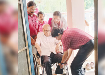 കോഴിക്കോട് കാലാവസ്ഥ നിരീക്ഷണാലയത്തില്‍ നിന്ന് 19 വര്‍ഷത്തെ ഔദ്യോഗിക ജീവിതത്തിന് ശേഷം വിരമിച്ച മൊയ്‌നുദീന്‍ ഒരിക്കല്‍ കൂടി കാലവസ്ഥാ നിരീക്ഷണാലയത്തിന്റെ പടി കടന്ന് വീല്‍ ചെയറിലെത്തിയപ്പോള്‍ ഇപ്പോഴത്തെ ഇന്‍ ചാര്‍ജ് ജയപ്രകാശും സഹപ്രവര്‍ത്തകരും ചേര്‍ന്ന് സ്വീകരിക്കുന്നു