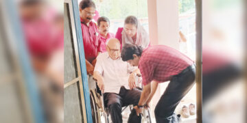 കോഴിക്കോട് കാലാവസ്ഥ നിരീക്ഷണാലയത്തില്‍ നിന്ന് 19 വര്‍ഷത്തെ ഔദ്യോഗിക ജീവിതത്തിന് ശേഷം വിരമിച്ച മൊയ്‌നുദീന്‍ ഒരിക്കല്‍ കൂടി കാലവസ്ഥാ നിരീക്ഷണാലയത്തിന്റെ പടി കടന്ന് വീല്‍ ചെയറിലെത്തിയപ്പോള്‍ ഇപ്പോഴത്തെ ഇന്‍ ചാര്‍ജ് ജയപ്രകാശും സഹപ്രവര്‍ത്തകരും ചേര്‍ന്ന് സ്വീകരിക്കുന്നു