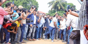 തൃപ്പൂണിത്തുറ ക്രിക്കറ്റ് ക്ലബ്ബിന്റെ 'ടിസിസി സ്പിന്‍ ഫൗണ്ടേഷന്‍' ഉദ്ഘാടനത്തിന് ശേഷം പിച്ചിലിറങ്ങി ബൗളിങ് ചെയ്യുന്ന മുത്തയ്യ മുരളീധരന്‍