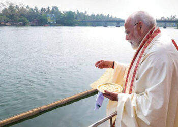 തൃപ്രയാര്‍ ശ്രീരാമക്ഷേത്രത്തില്‍ മീനൂട്ട് നടത്തുന്ന പ്രധാനമന്ത്രി നരേന്ദ്രമോദി