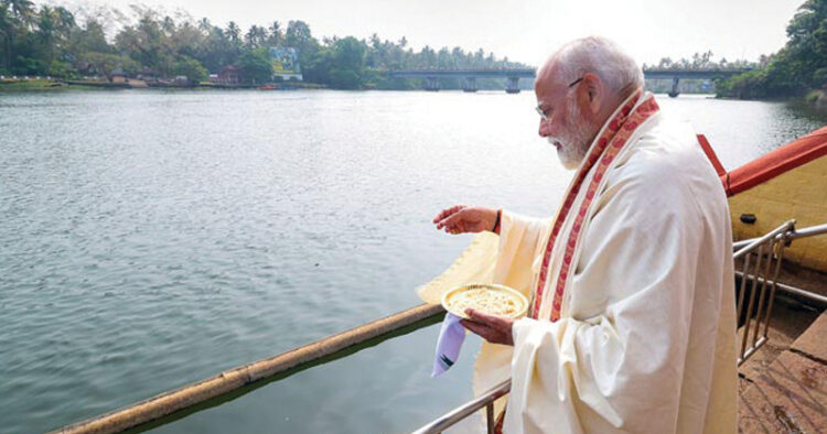 തൃപ്രയാര്‍ ശ്രീരാമക്ഷേത്രത്തില്‍ മീനൂട്ട് നടത്തുന്ന പ്രധാനമന്ത്രി നരേന്ദ്രമോദി