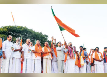 ബിജെപി സംസ്ഥാന അധ്യക്ഷന്‍ കെ. സുരേന്ദ്രന്‍ നയിക്കുന്ന കേരളപദയാത്ര കാസര്‍കോട് തളിപ്പടുപ്പ് മൈതാനിയല്‍ ഗോവ മുഖ്യമന്ത്രി പ്രമോദ് സാവന്ത് പതാക കൈമാറി ഉദ്ഘാടനം ചെയ്യുന്നു