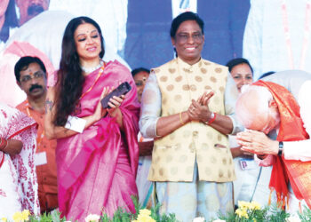 നരേന്ദ്ര മോദി സദസ്സിനെ വണങ്ങുന്നു. പി.ടി. ഉഷ, നടി ശോഭന, എം.എസ്. സുനില്‍ സമീപം