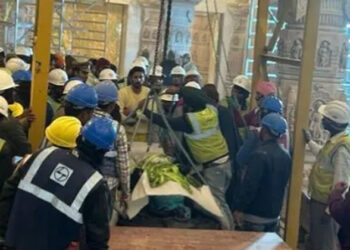 രാംലല്ലയുടെ വിഗ്രഹം തൊഴിലാളികള്‍ ക്രെയിനുകള്‍ ഉപയോഗിച്ച് ശ്രീകോവിലിനുള്ളിലേക്ക് കൊണ്ടുപോകുന്നു