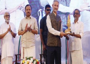 ഭാരതീയ വിചാരകേന്ദ്രം സംഘടിപ്പിച്ച പി.പരമേശ്വരന്‍ അനുസ്മരണ പ്രഭാഷണത്തിനെത്തിയ കേന്ദ്രവിദേശകാര്യമന്ത്രി എസ്.ജയശങ്കറിന് വിചാരകേന്ദ്രം ഡയറക്ടര്‍ ആര്‍.സഞ്ജയന്‍ അഗസ്ത്യമുനിയുടെ ശില്പം സമ്മാനിക്കുന്നു. മുന്‍കേന്ദ്രമന്ത്രി ഒ.രാജഗോപാല്‍, കന്യാകുമാരി വിവേകാനന്ദകേന്ദ്രം അധ്യക്ഷന്‍ എ.ബാലകൃഷ്ണന്‍, വിദേശകാര്യ സഹമന്ത്രി വി.മുരളീധരന്‍, വിചാരകേന്ദ്രം സംസ്ഥാന അധ്യക്ഷന്‍ സി.വി.ജയമണി സമീപം