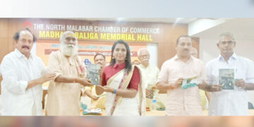 അടിയന്തരാവസ്ഥ വിരുദ്ധ പോരാട്ടങ്ങളുടെ ചരിത്രവും അനുഭവസാക്ഷ്യങ്ങളും ഉള്‍പ്പെടുത്തിയ 'പോരാട്ടവീര്യത്തിന്റെ കണ്ണൂരോര്‍മ്മകള്‍' എന്ന പുസ്തകത്തിന്റെ പ്രകാശനം പ്രമുഖ മാധ്യമ പ്രവര്‍ത്തക സുജയാ പാര്‍വ്വതി, സി. ചന്ദ്രശേഖരന് പുസ്തകം നല്‍കി നിര്‍വ്വഹിക്കുന്നു