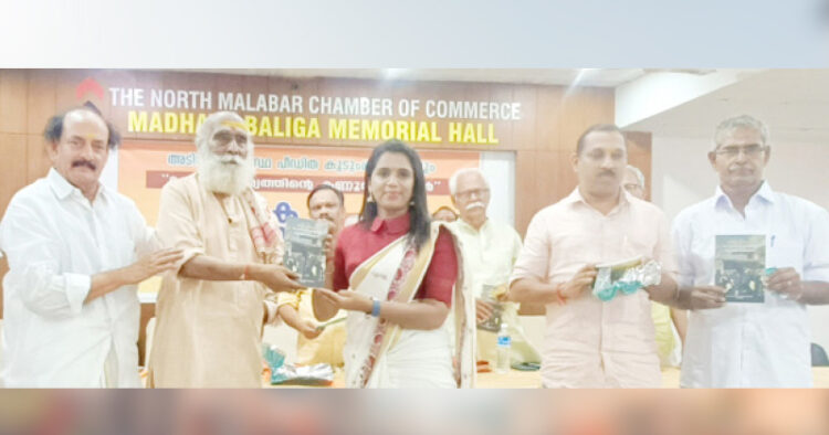 അടിയന്തരാവസ്ഥ വിരുദ്ധ പോരാട്ടങ്ങളുടെ ചരിത്രവും അനുഭവസാക്ഷ്യങ്ങളും ഉള്‍പ്പെടുത്തിയ 'പോരാട്ടവീര്യത്തിന്റെ കണ്ണൂരോര്‍മ്മകള്‍' എന്ന പുസ്തകത്തിന്റെ പ്രകാശനം പ്രമുഖ മാധ്യമ പ്രവര്‍ത്തക സുജയാ പാര്‍വ്വതി, സി. ചന്ദ്രശേഖരന് പുസ്തകം നല്‍കി നിര്‍വ്വഹിക്കുന്നു