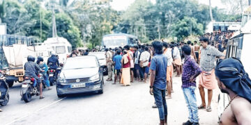 ശബരിമലയിലേക്കുള്ള വാഹനങ്ങള്‍ തടഞ്ഞിട്ടതിനെത്തുടര്‍ന്ന് പൊന്‍കുന്നത്ത് ഭക്തജനങ്ങള്‍ പ്രതിഷേധിക്കുന്നു