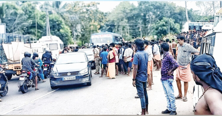 ശബരിമലയിലേക്കുള്ള വാഹനങ്ങള്‍ തടഞ്ഞിട്ടതിനെത്തുടര്‍ന്ന് പൊന്‍കുന്നത്ത് ഭക്തജനങ്ങള്‍ പ്രതിഷേധിക്കുന്നു