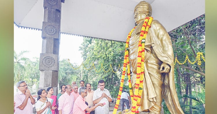 വിവേകാനന്ദജയന്തിയോടനുബന്ധിച്ച് ഭാരതീയ വിചാരകേന്ദ്രത്തിന്റെ ആഭിമുഖ്യത്തില്‍ തിരുവനന്തപുരം കവടിയാര്‍ വിവേകാനന്ദ പാര്‍ക്കില്‍ നടന്ന ചടങ്ങില്‍
ഡയറക്ടര്‍ ആര്‍. സഞ്ജയന്‍ വിവേകാനന്ദ പ്രതിമയില്‍ പുഷ്പമര്‍പ്പിക്കുന്നു