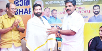 സമ്പര്‍ക്ക അഭിയാന്‍ സംസ്ഥാന ശില്പശാലയ്ക്ക് എത്തിയ ദേശീയ സെക്രട്ടറിയും ദേശീയ വക്താവുമായ അനില്‍ കെ. ആന്റണിയെ ബിജെപി ജില്ലാ പ്രസിഡന്റ് കെ.എസ്. ഷൈജു ഷാളണിയിച്ച് സ്വീകരിക്കുന്നു