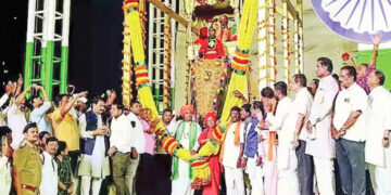 ഷിരഹട്ടി ഫകിരേശ്വര മഠത്തിലെ ചമ്പിക എന്ന ആനയ്ക്ക് തുലാഭാരം നടത്തുന്നു