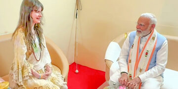 തമിഴ്‌നാട്ടിലെ പല്ലടത്തു വച്ച് ജര്‍മ്മന്‍ ഗായിക കസാന്ദ്ര മേ സ്പിറ്റ്മാനെ പ്രധാനമന്ത്രി നരേന്ദ്ര മോദി സന്ദര്‍ശിക്കുന്നു