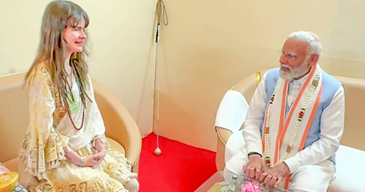 തമിഴ്‌നാട്ടിലെ പല്ലടത്തു വച്ച് ജര്‍മ്മന്‍ ഗായിക കസാന്ദ്ര മേ സ്പിറ്റ്മാനെ പ്രധാനമന്ത്രി നരേന്ദ്ര മോദി സന്ദര്‍ശിക്കുന്നു