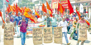 പിണറായി വിജയന്‍ സര്‍ക്കാരിന്റെ തൊഴിലാളിദ്രോഹ നടപടിക്കെതിരെ കെഎസ്ടി എംപ്ലോയീസ് സംഘ് സംഘടിപ്പിച്ച  സെക്രട്ടേറിയറ്റ് മാര്‍ച്ച്