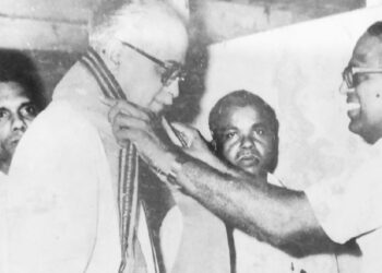 ജന്മഭൂമിയുടെ തുടക്കകാലത്ത് എറണാകുളം നോര്‍ത്തിലെ ഓഫീസില്‍ ആദ്യമായെത്തിയ എല്‍.കെ. അദ്വാനിയെ പി. നാരായണന്‍ സ്വീകരിക്കുന്നു. കെ.ജി. മാരാര്‍, പുത്തൂര്‍ മഠം ചന്ദ്രന്‍ എന്നിവര്‍ സമീപം