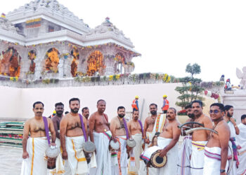 പഞ്ചവാദ്യം അവതരിപ്പിക്കാന്‍ അയോദ്ധ്യയിലെത്തിയ കാഞ്ഞങ്ങാട്ടെ മഡിയന്‍ രാധാകൃഷ്ണ മാരാരും സംഘവും