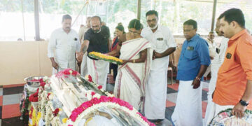 പന്തളം കൊട്ടാരം നിര്‍വാഹകസംഘം മുന്‍ പ്രസിഡന്റ് അന്തരിച്ച പി.ജി. ശശികുമാര്‍ വര്‍മയ്ക്ക് ഹിന്ദു ഐക്യവേദി സംസ്ഥാന അധ്യക്ഷ കെ.പി. ശശികലടീച്ചര്‍ അന്തിമോപചാരം അര്‍പ്പിക്കുന്നു