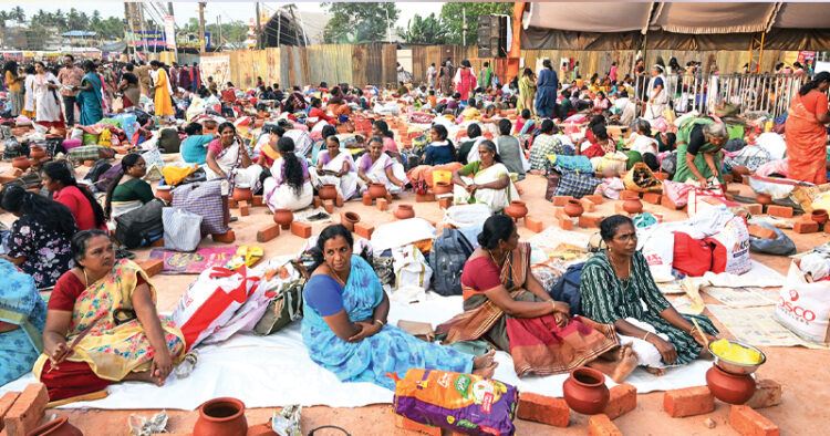 പൊങ്കാലയര്‍പ്പിക്കാന്‍ സ്ഥലം പിടിച്ച് കാത്തിരിക്കുന്ന ഭക്തജനങ്ങള്‍