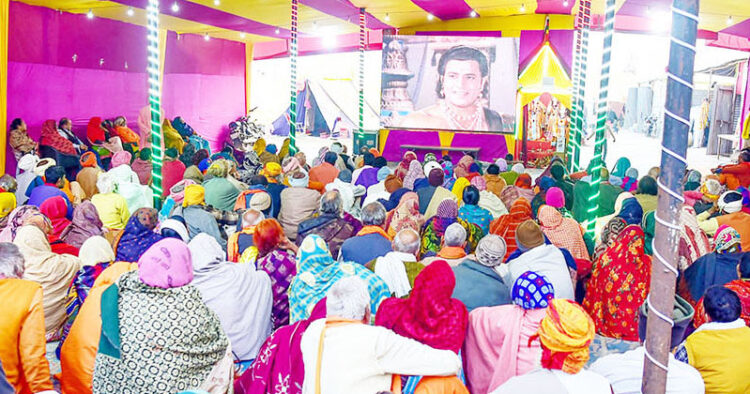 പ്രയാഗ്‌രാജില്‍ മാഘമേളയ്‌ക്കെത്തിയ തീര്‍ത്ഥാടകര്‍ രാമായണം സീരിയല്‍ കാണുന്നു