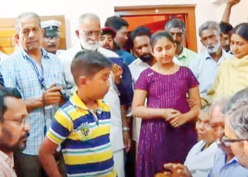 കാട്ടാനയുടെ ആക്രമണത്തില്‍ കൊല്ലപ്പെട്ട പടമല സ്വദേശി അജീഷിന്റെ വീട്ടിലെത്തിയ മന്ത്രിമാരോട് അജീഷിന്റെ മക്കളായ അല്‍നയും അലനും സംഭവം വിശദീകരിക്കുന്നു