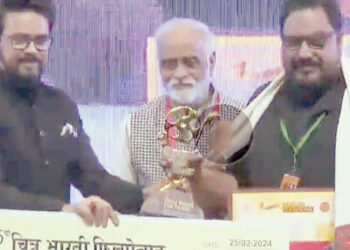 ചിത്രഭാരതി ഫിലിം ഫെസ്റ്റിവലിന്റെ ഭാഗമായി ലേഖകന് കേന്ദ്ര വാര്‍ത്താ വിതരണ പ്രക്ഷേപണ മന്ത്രി അനുരാഗ് ഠാക്കൂര്‍ പുരസ്‌കാരം നല്‍കുന്നു