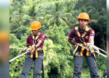 പരിശീലനം നടത്തുന്ന വനിതാവിഭാഗം അഗ്നിരക്ഷാ സേനാംഗങ്ങള്‍