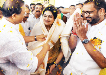 ബിജെപിയില്‍ ചേര്‍ന്ന പദ്മജ വേണുഗോപാലിനെ തിരുവനന്തപുരം വിമാനത്താവളത്തില്‍ കേന്ദ്രമന്ത്രി വി. മുരളീധരനും പാര്‍ട്ടി സംസ്ഥാന അധ്യക്ഷന്‍ കെ. സുരേന്ദ്രനും ചേര്‍ന്ന് സ്വീകരിക്കുന്നു. സി. ശിവന്‍കുട്ടി, ജോര്‍ജ്ജ് കുര്യന്‍, അഡ്വ. ജെ.ആര്‍. പത്മകുമാര്‍, പ്രൊഫ. വി.ടി. രമ സമീപം