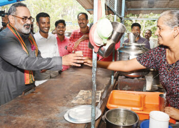 തിരുവനന്തപുരം പാര്‍ലമെന്റ് മണ്ഡലത്തിലെ എന്‍ഡിഎ സ്ഥാനാര്‍ത്ഥി രാജീവ് ചന്ദ്രശേഖര്‍ പ്രചാരണത്തിനിടെ ചേങ്കോട്ടുകോണത്ത്‌ സ്വാമിയാര്‍മഠത്തെ തട്ടുകടയില്‍ നിന്നും ചായ കുടിക്കുന്നു