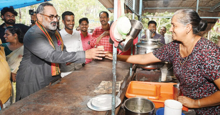 തിരുവനന്തപുരം പാര്‍ലമെന്റ് മണ്ഡലത്തിലെ എന്‍ഡിഎ സ്ഥാനാര്‍ത്ഥി രാജീവ് ചന്ദ്രശേഖര്‍ പ്രചാരണത്തിനിടെ ചേങ്കോട്ടുകോണത്ത്‌ സ്വാമിയാര്‍മഠത്തെ തട്ടുകടയില്‍ നിന്നും ചായ കുടിക്കുന്നു