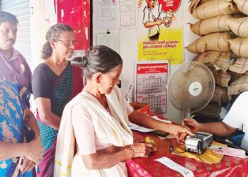 കിളിമാനൂരിലെ ഒരു റേഷന്‍ കടയില്‍ മസ്റ്ററിങ്ങിന് എത്തിയ വൃദ്ധ