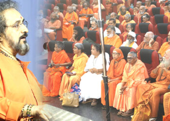 മാര്‍ഗദര്‍ശക മണ്ഡലത്തിന്റെ ആഭിമുഖ്യത്തില്‍ തൃശ്ശൂരില്‍ നടന്ന സംന്യാസി സംഗമത്തില്‍ അമൃതാനന്ദമയി മഠം വൈസ് പ്രസിഡന്റ് സ്വാമി അമൃത സ്വരൂപാനന്ദ പുരി സംസാരിക്കുന്നു